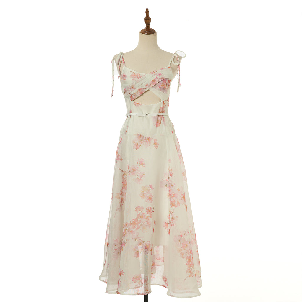 Robe longue de vacances pour femme en soie à dos nu et cordonnet, ornée de broderies ajourées et de gros diamants.