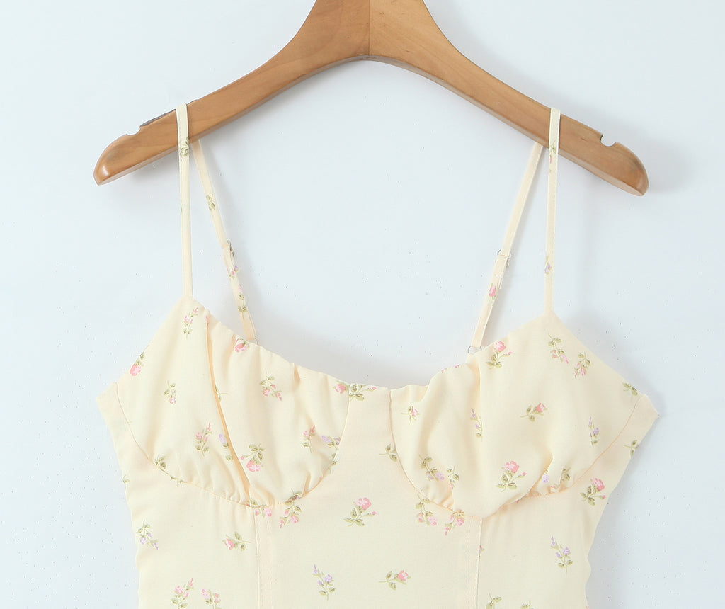 Robe d'été jaune à fleurs françaises avec bretelles à cordon, coupe ajustée, idéale pour les vacances.