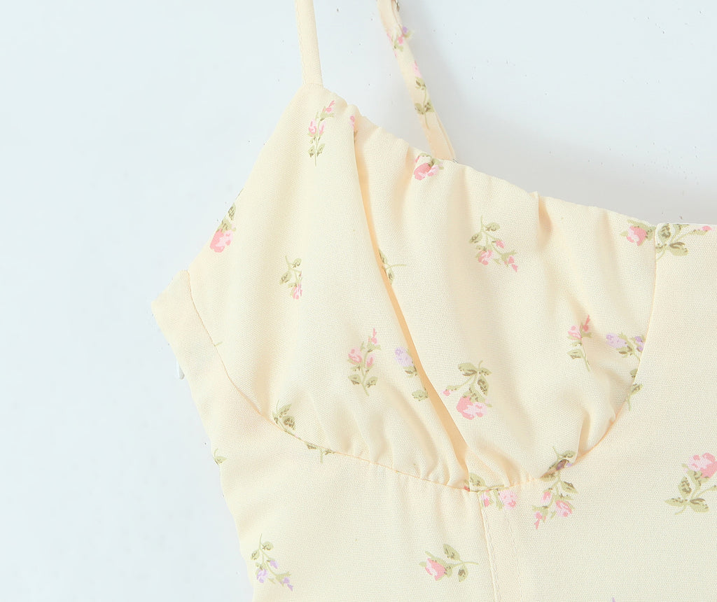 Robe d'été jaune à fleurs françaises avec bretelles à cordon, coupe ajustée, idéale pour les vacances.