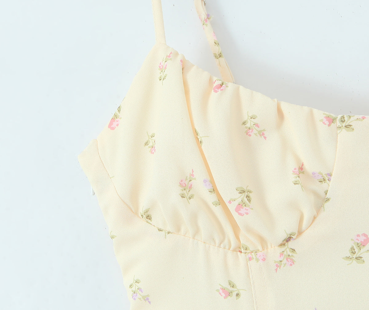 Robe d'été jaune à fleurs françaises avec bretelles à cordon, coupe ajustée, idéale pour les vacances.