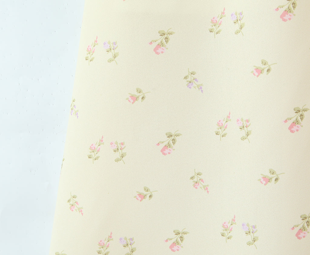 Robe d'été jaune à fleurs françaises avec bretelles à cordon, coupe ajustée, idéale pour les vacances.