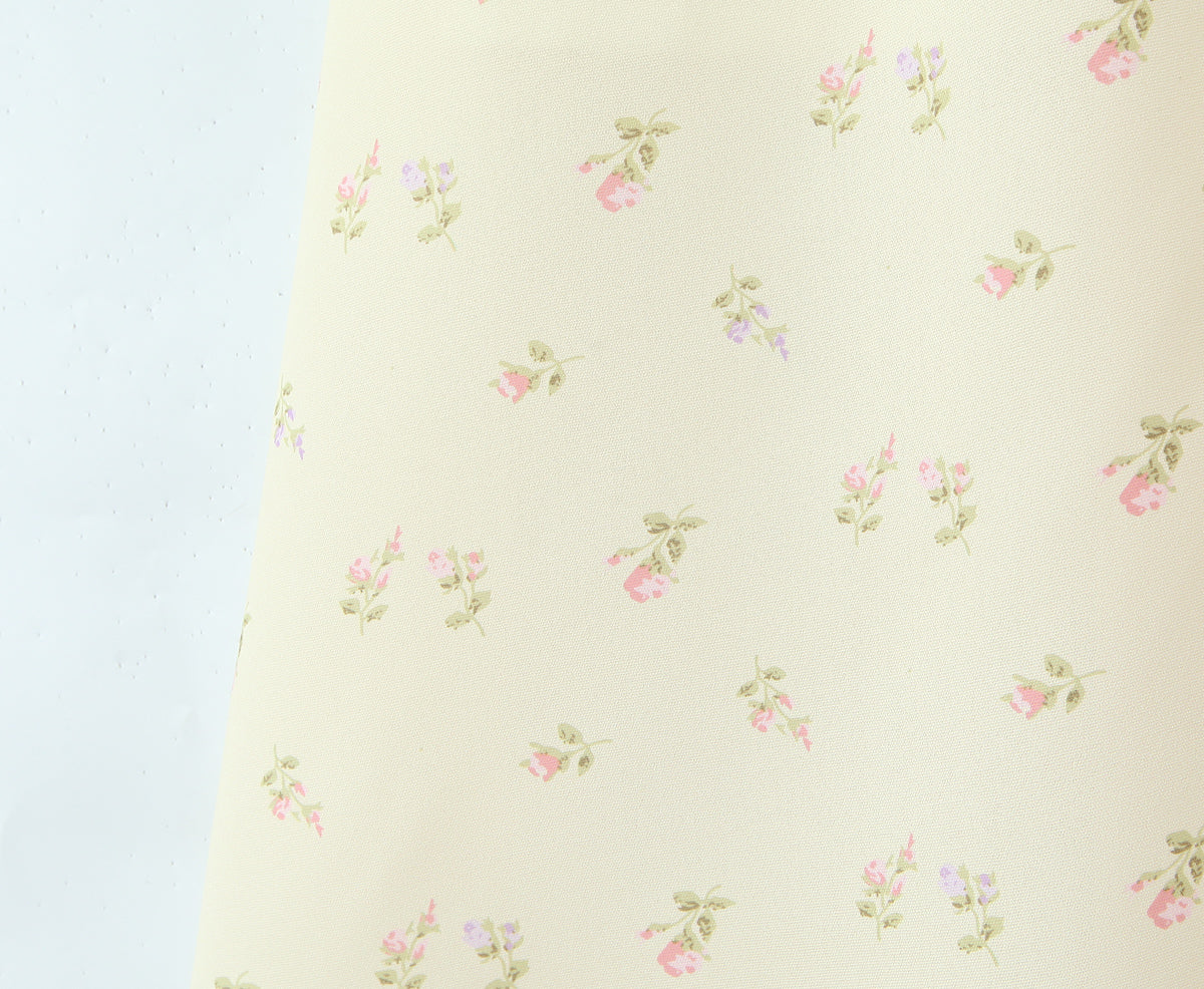 Robe d'été jaune à fleurs françaises avec bretelles à cordon, coupe ajustée, idéale pour les vacances.