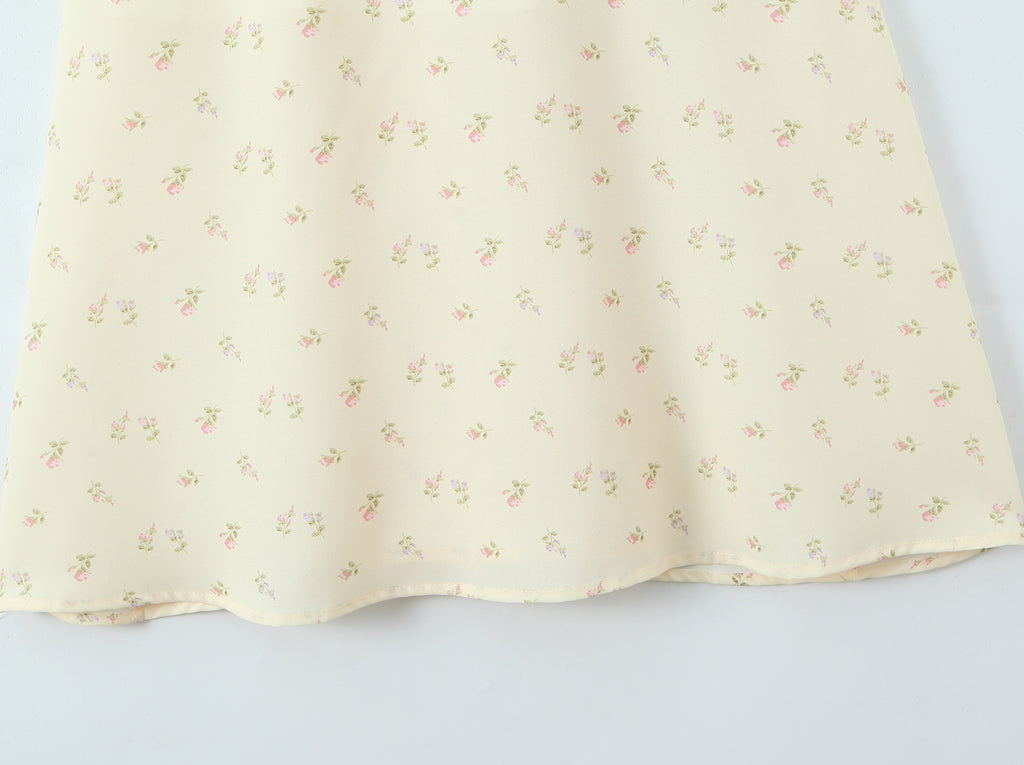 Robe d'été jaune à fleurs françaises avec bretelles à cordon, coupe ajustée, idéale pour les vacances.
