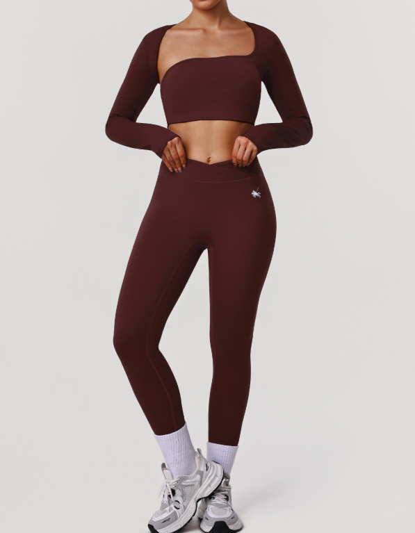 Ensemble deux pièces : haut de sport dos nu ajouré effet seconde peau, pantalon de yoga rembourré, pantalon de fitness brodé avec logo et élastique rehaussant les hanches.