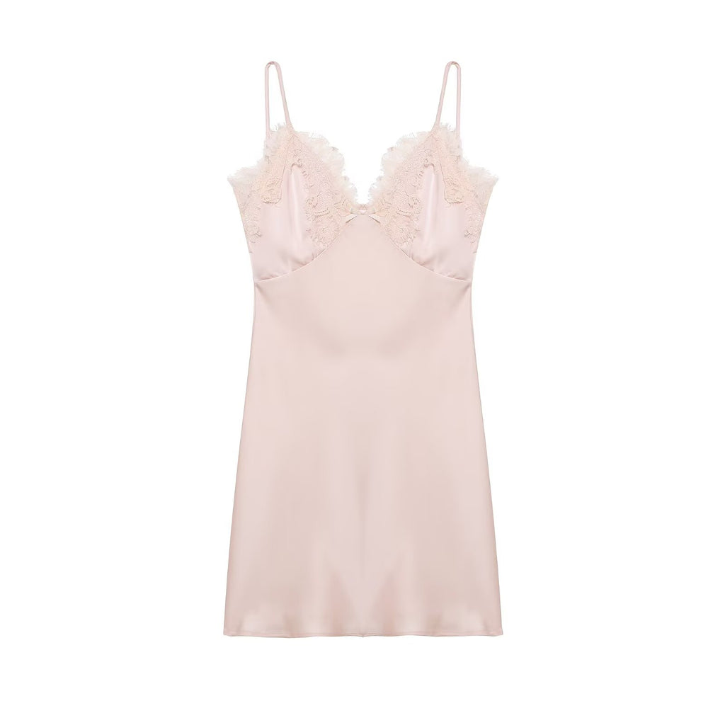 Robe à bretelles élégante et tendance en satin de soie et dentelle, style début de printemps.