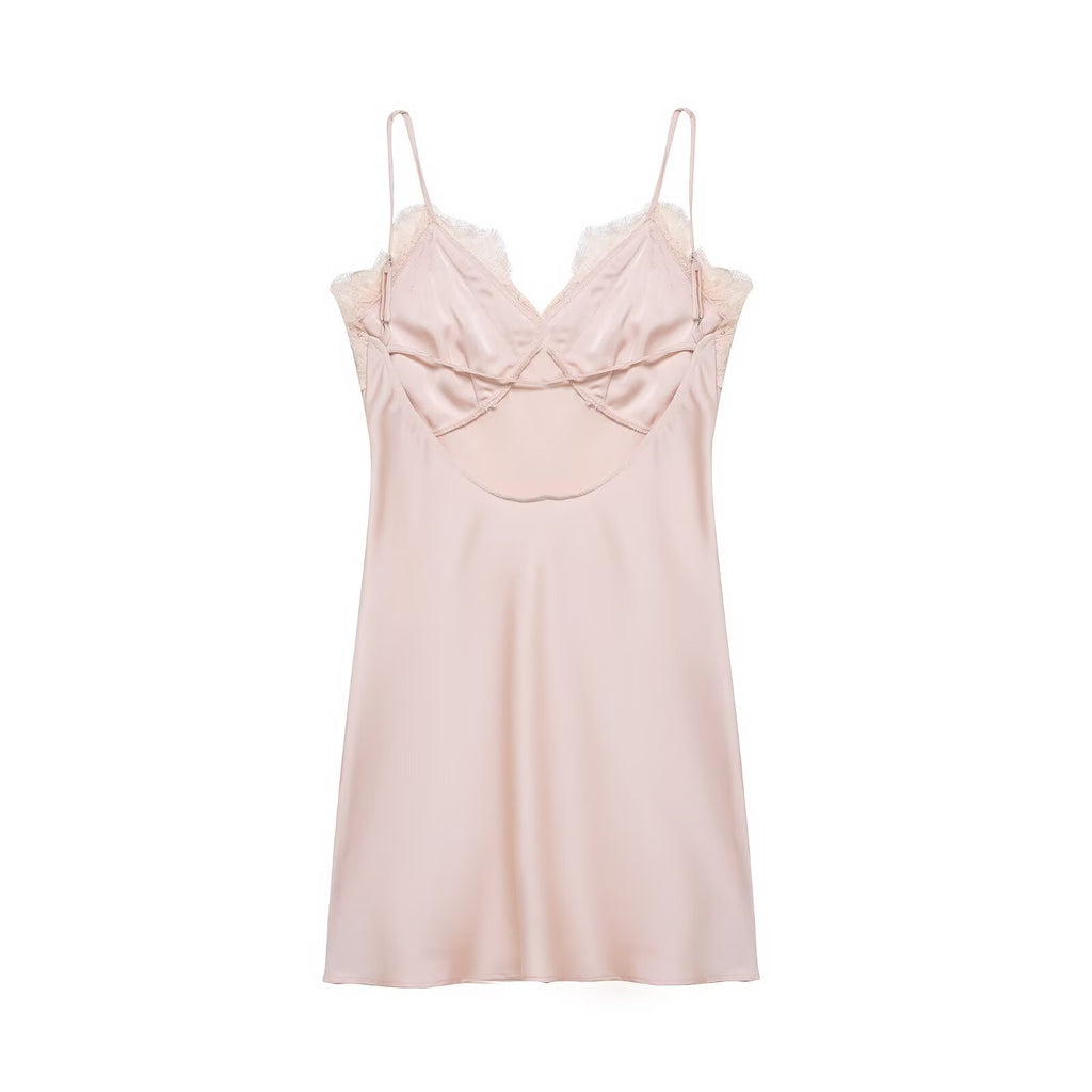 Robe à bretelles élégante et tendance en satin de soie et dentelle, style début de printemps.