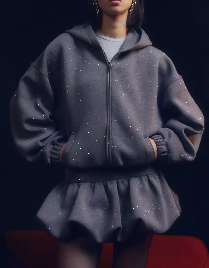 Ensembles deux pièces pour femmes : veste à capuche grise Flash Point et jupe, disponibles au printemps.