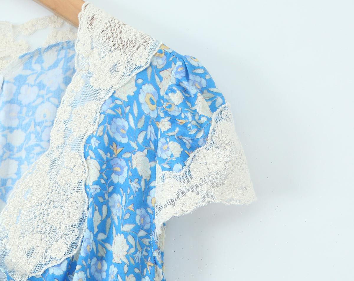 Robe élégante pour femme, style rétro français, avec dentelle et coutures tendance.