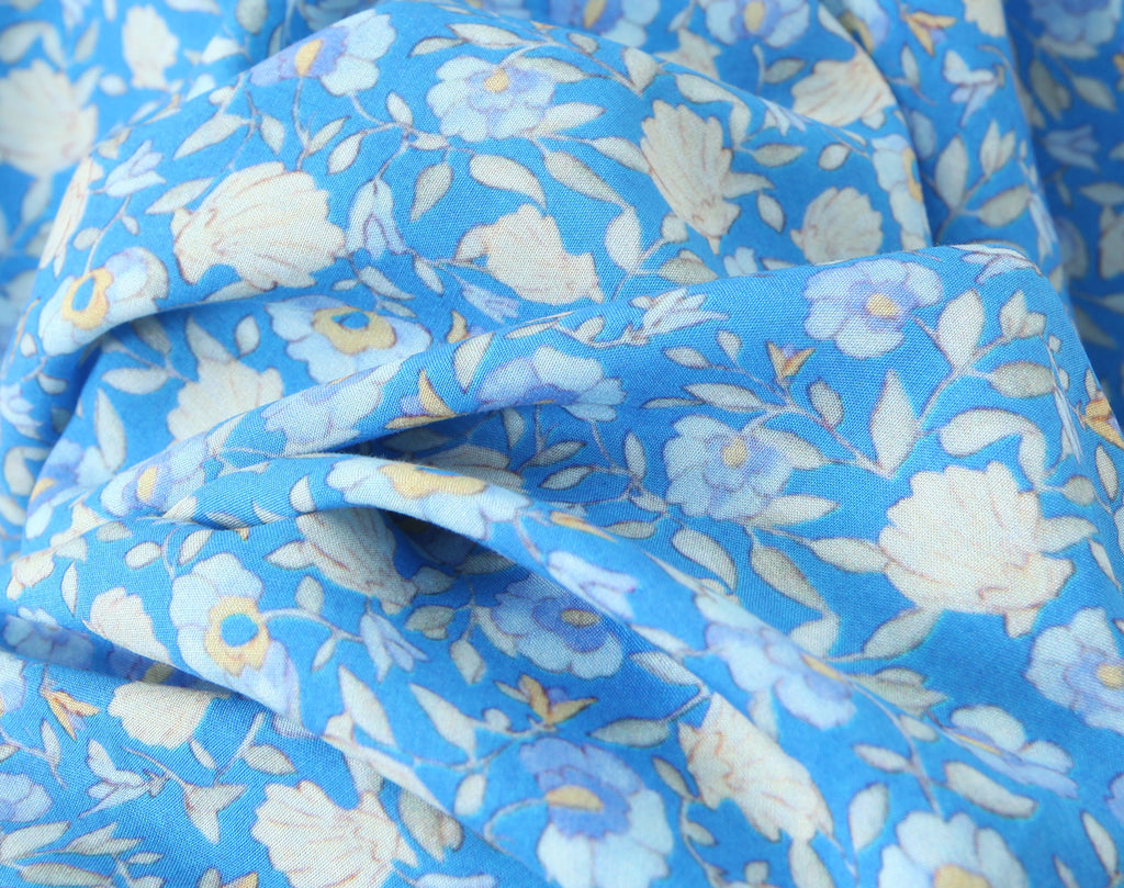 Robe élégante pour femme, style rétro français, avec dentelle et coutures tendance.