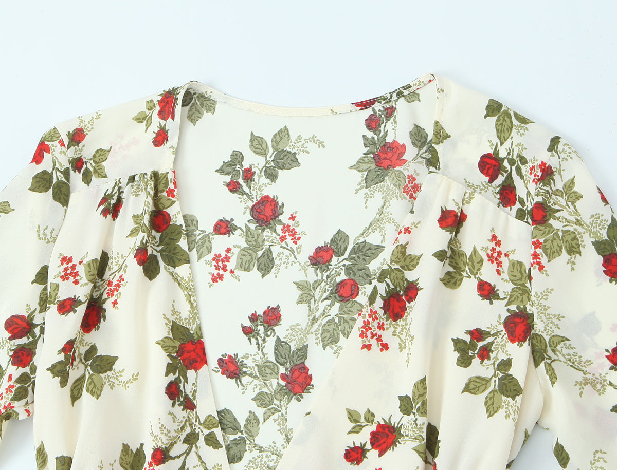 Vestido tipo manta con estampado floral idílico, cuello con lazo y cintura ajustada, mangas largas y bajo el vientre.