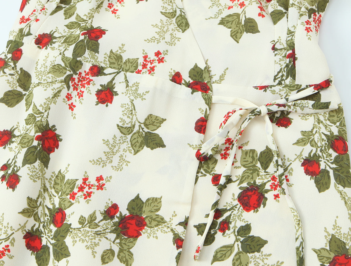 Vestido tipo manta con estampado floral idílico, cuello con lazo y cintura ajustada, mangas largas y bajo el vientre.