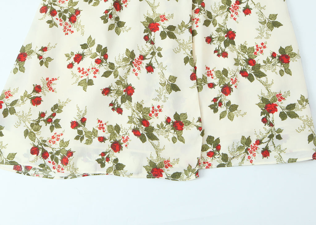 Vestido tipo manta con estampado floral idílico, cuello con lazo y cintura ajustada, mangas largas y bajo el vientre.