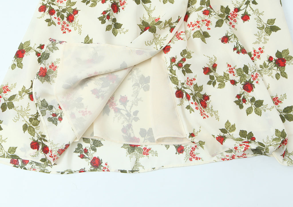 Vestido tipo manta con estampado floral idílico, cuello con lazo y cintura ajustada, mangas largas y bajo el vientre.