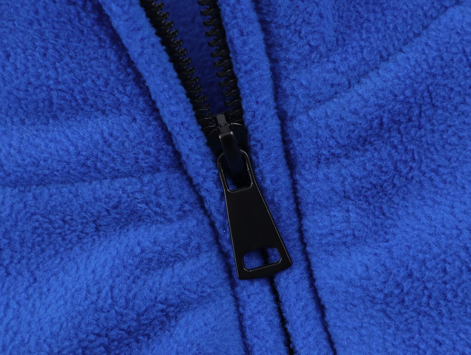 Vêtements pour femmes pour le ski : veste ample et douce au toucher.