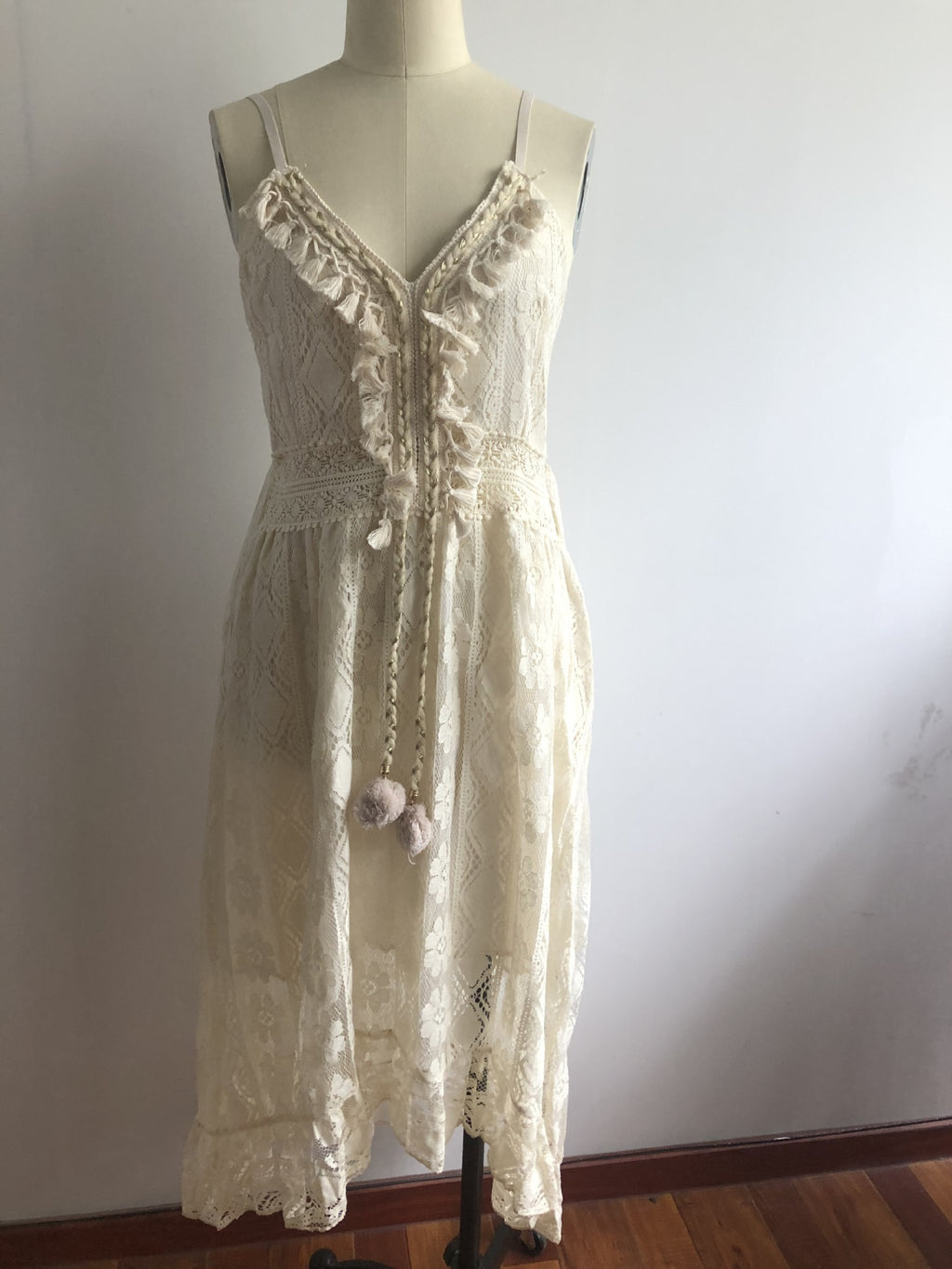 Vestido largo maxi de verano con encaje y tirantes anchos de color liso