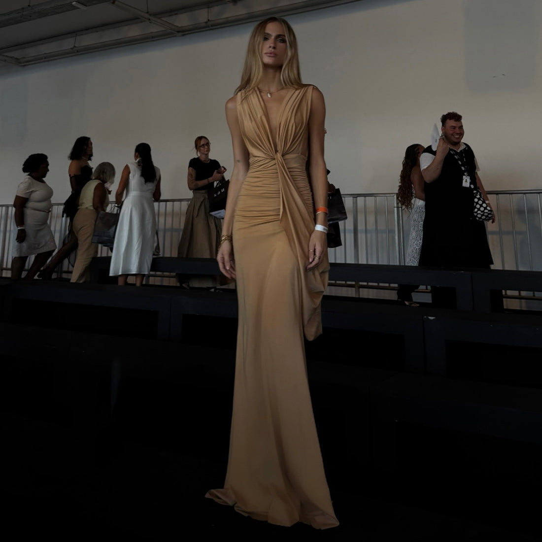 Vestido tubo ajustado sexy con escote en V profundo plisado y cinta para mujer de otoño e invierno, sin espalda