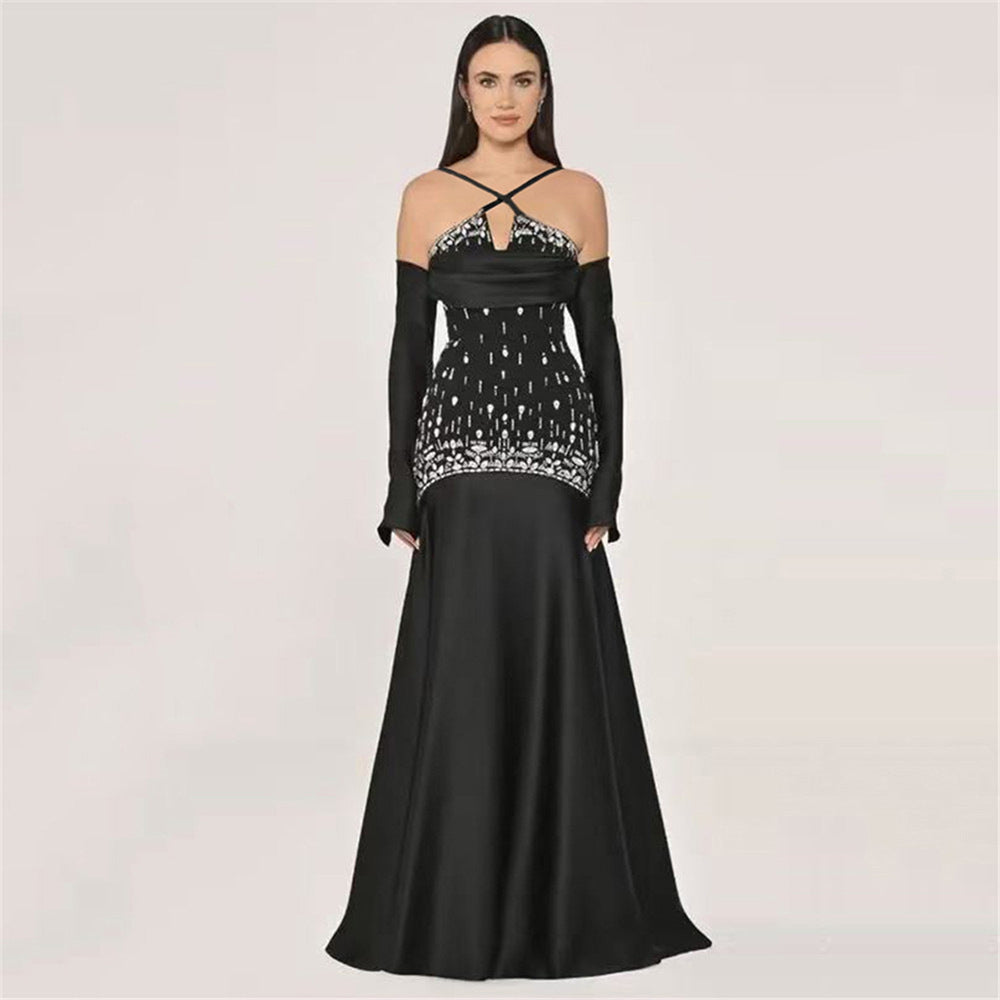 Robe une pièce sexy à bretelles croisées ornée de perles et strass, idéale pour une soirée.