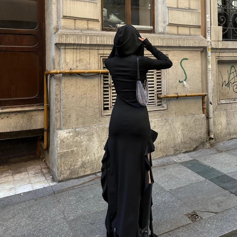 Robe asymétrique à manches longues et capuche, tendance été.