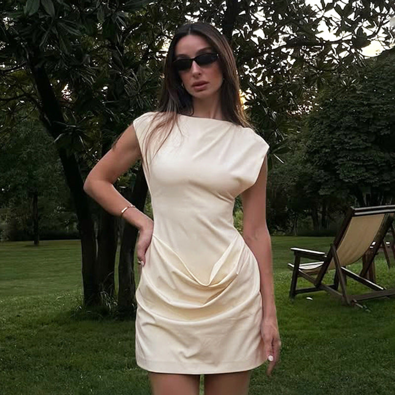 Robe courte à plis pincés, coupe cintrée, col rond, épaules tombantes, sans manches et coutures apparentes.