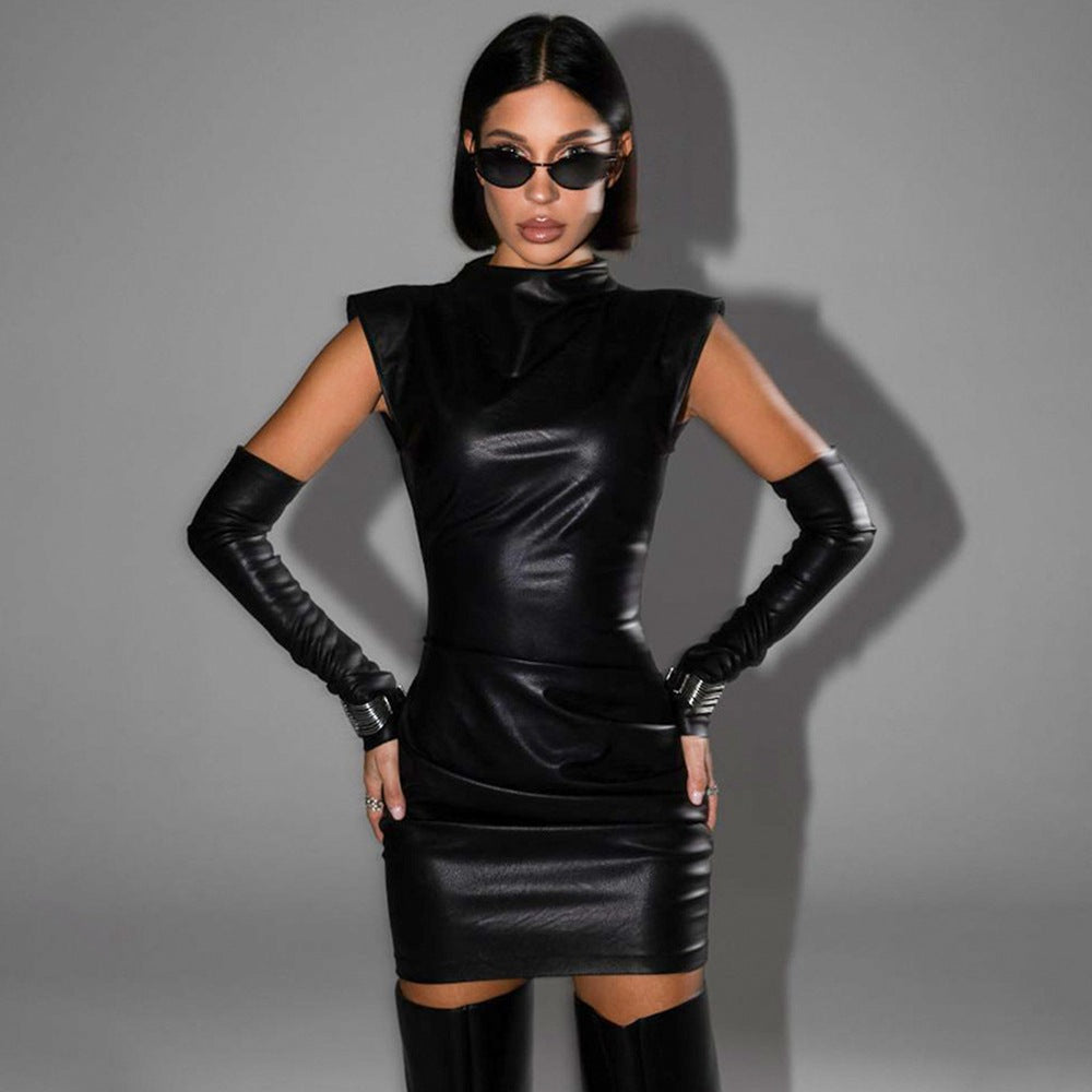 Robe fourreau plissée en similicuir style hipster pour femme, col montant, sans manches, manches longues, style fourreau.
