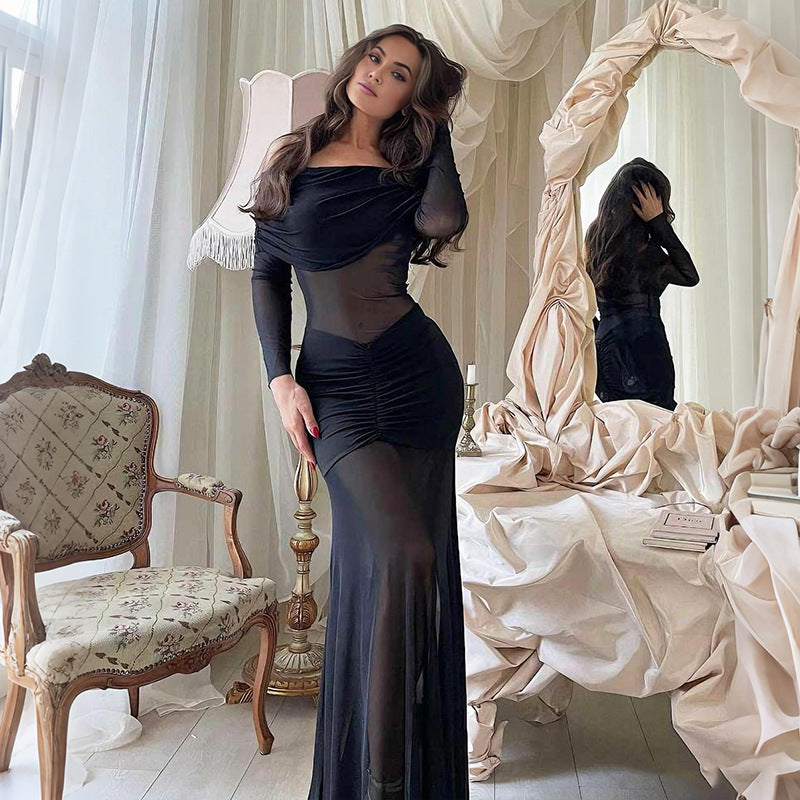 Robe d'automne-hiver sexy en maille transparente, épaules dénudées, coupe ajustée, plissée, manches longues.