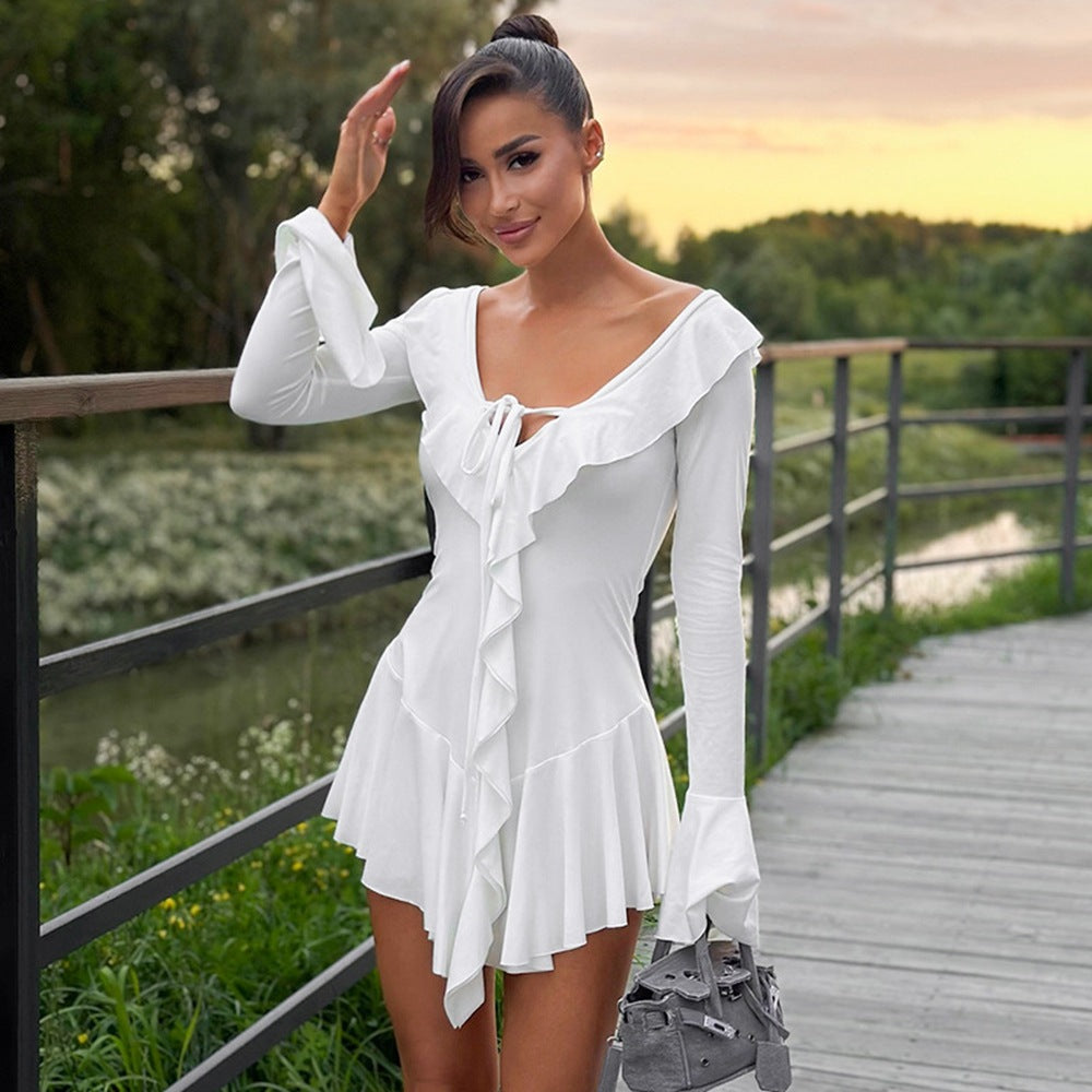 Vestido de mujer con cuello en punta, volantes y mangas acampanadas