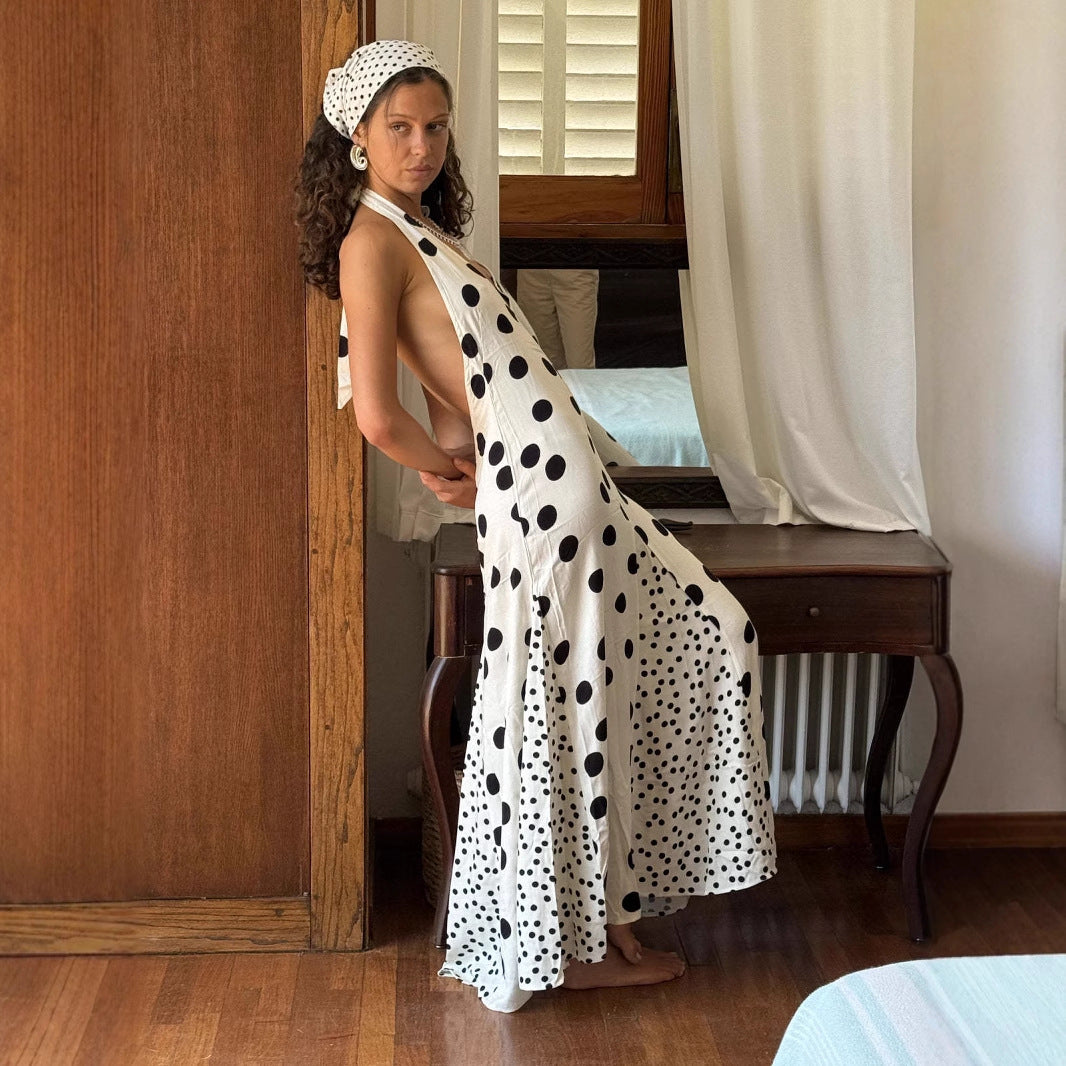 Robe longue moulante à pois, dos nu et bretelles, coupe ajustée, idéale pour les trajets domicile-travail.