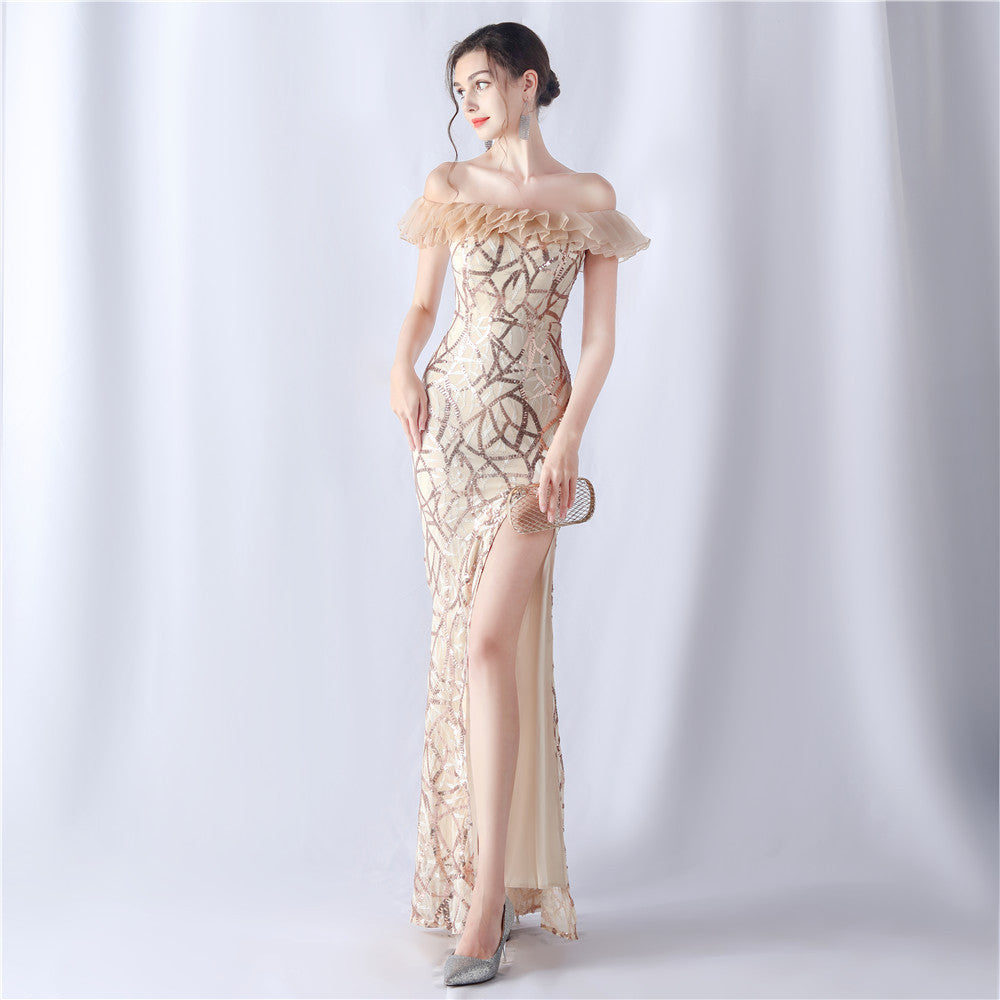 Robe de soirée boutique en organza, ornée de sequins et de broderies, confectionnée avec soin et pliée.