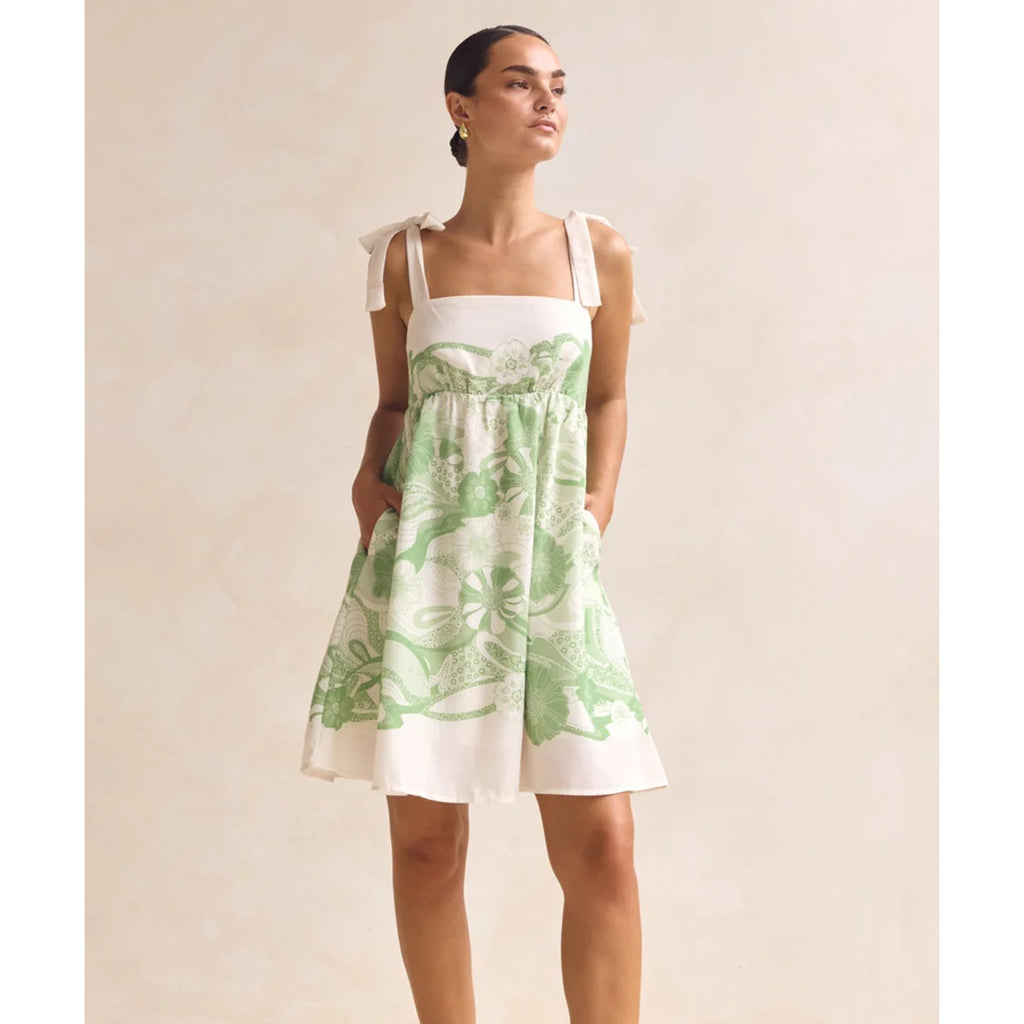 Robe courte imprimée à lacets, idéale pour les vacances de printemps et d'été.