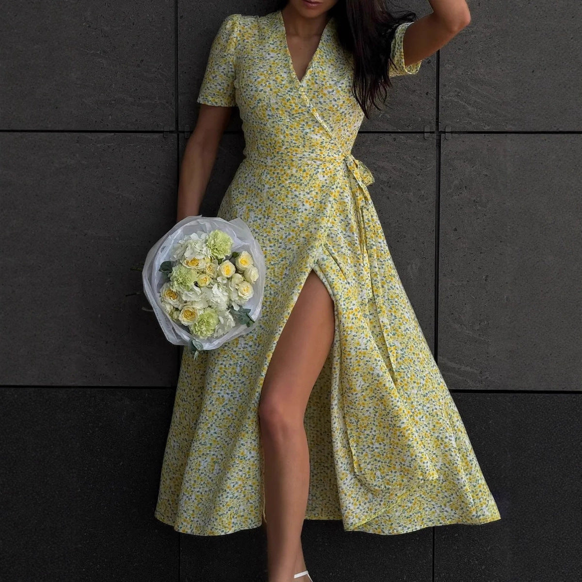 Robe courte à col en V, manches courtes, une pièce, à nouer, fendue, taille serrée, motif floral