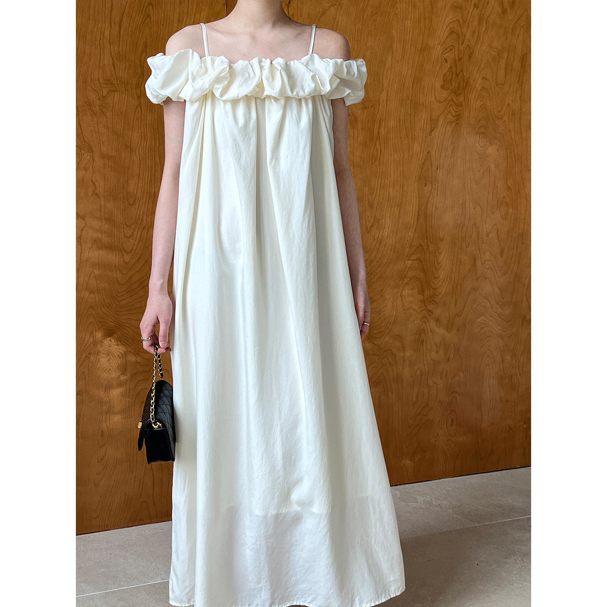 Vestido coreano de tirantes finos con volantes y tejido de tencel, estilo tubo y hombros descubiertos.