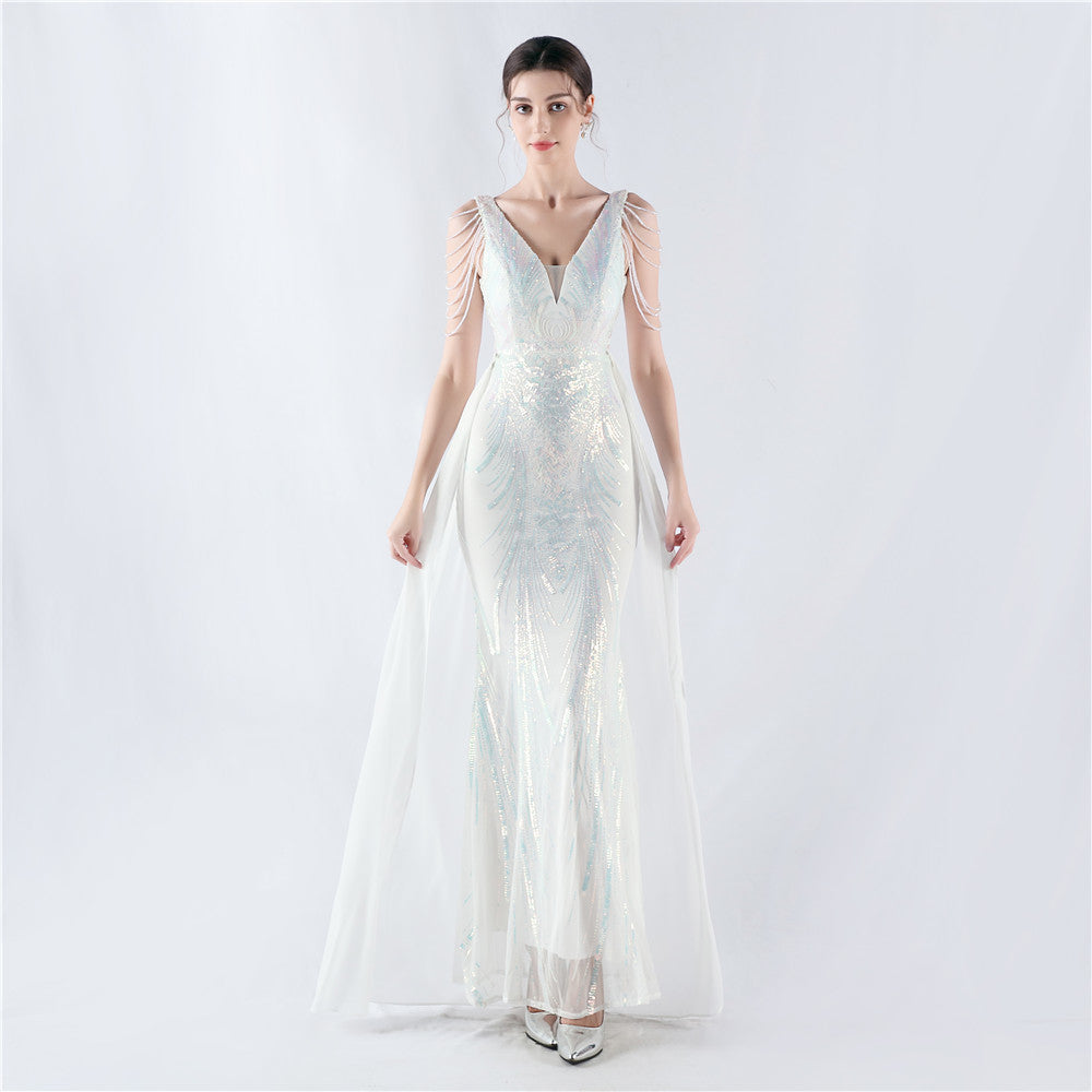 Robe de soirée haut de gamme à sequins floraux et cape ornée de perles, présentée lors de la réunion annuelle du propriétaire.