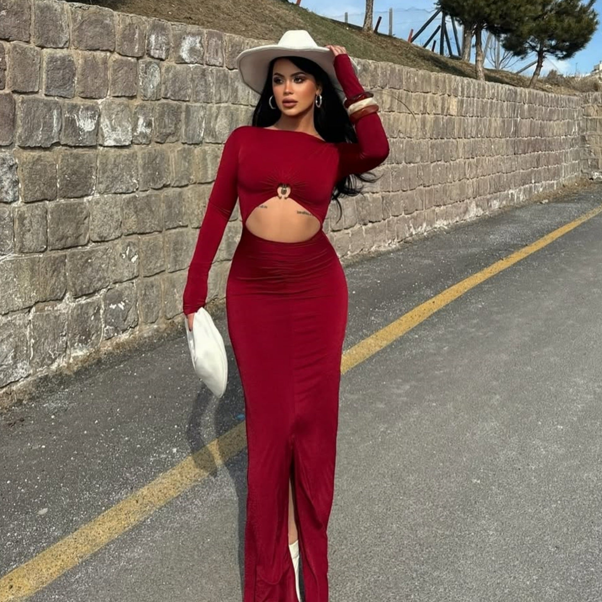 Vestido largo de mujer con mangas largas y aberturas