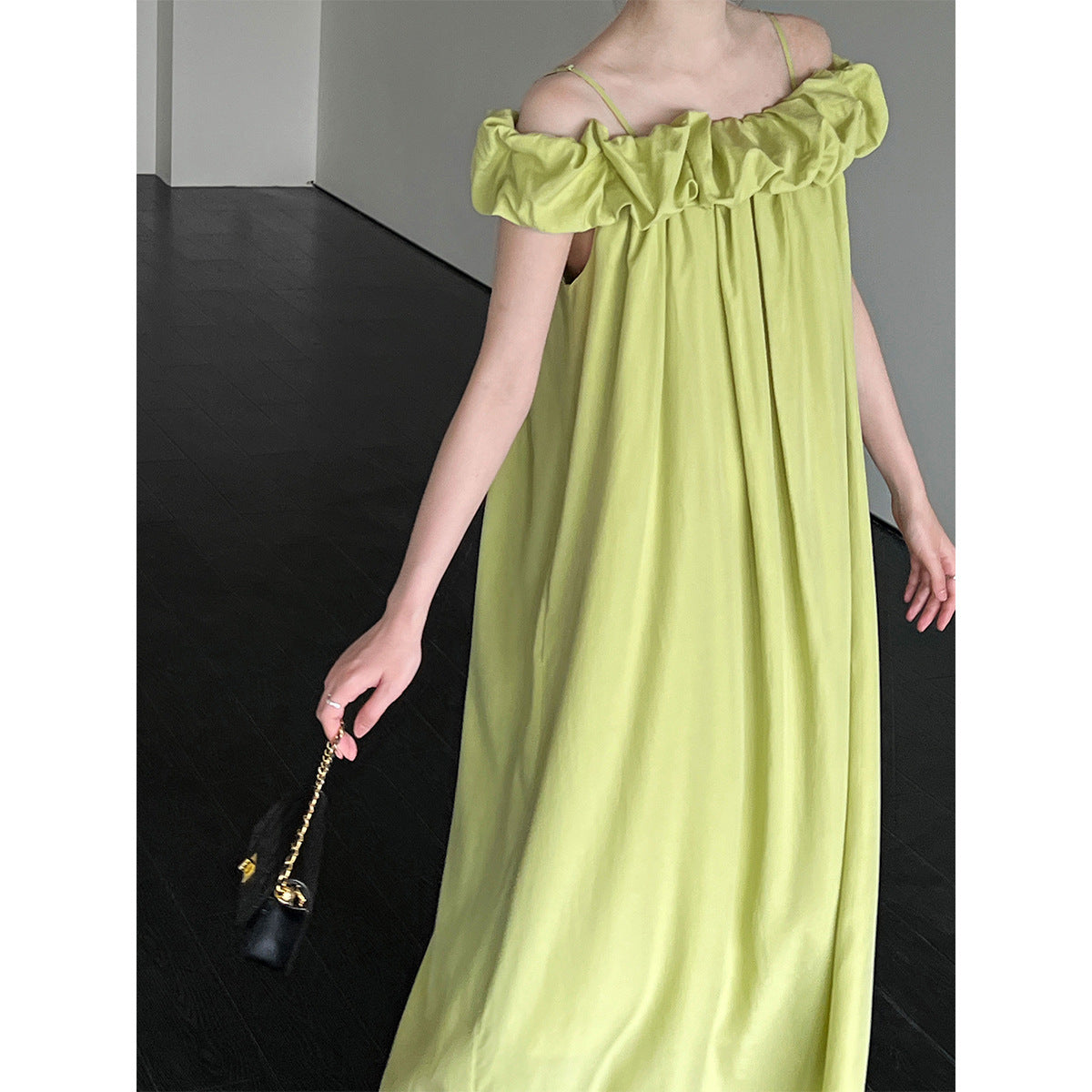 Vestido coreano de tirantes finos con volantes y tejido de tencel, estilo tubo y hombros descubiertos.