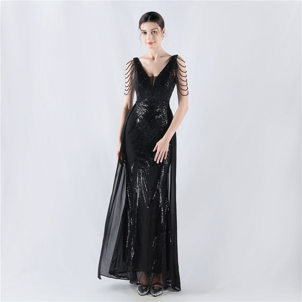 Robe de soirée haut de gamme à sequins floraux et cape ornée de perles, présentée lors de la réunion annuelle du propriétaire.