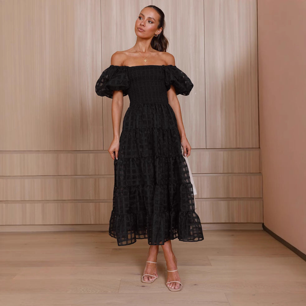 Vestido de mujer con cuello redondo, mangas farol y costuras en capas