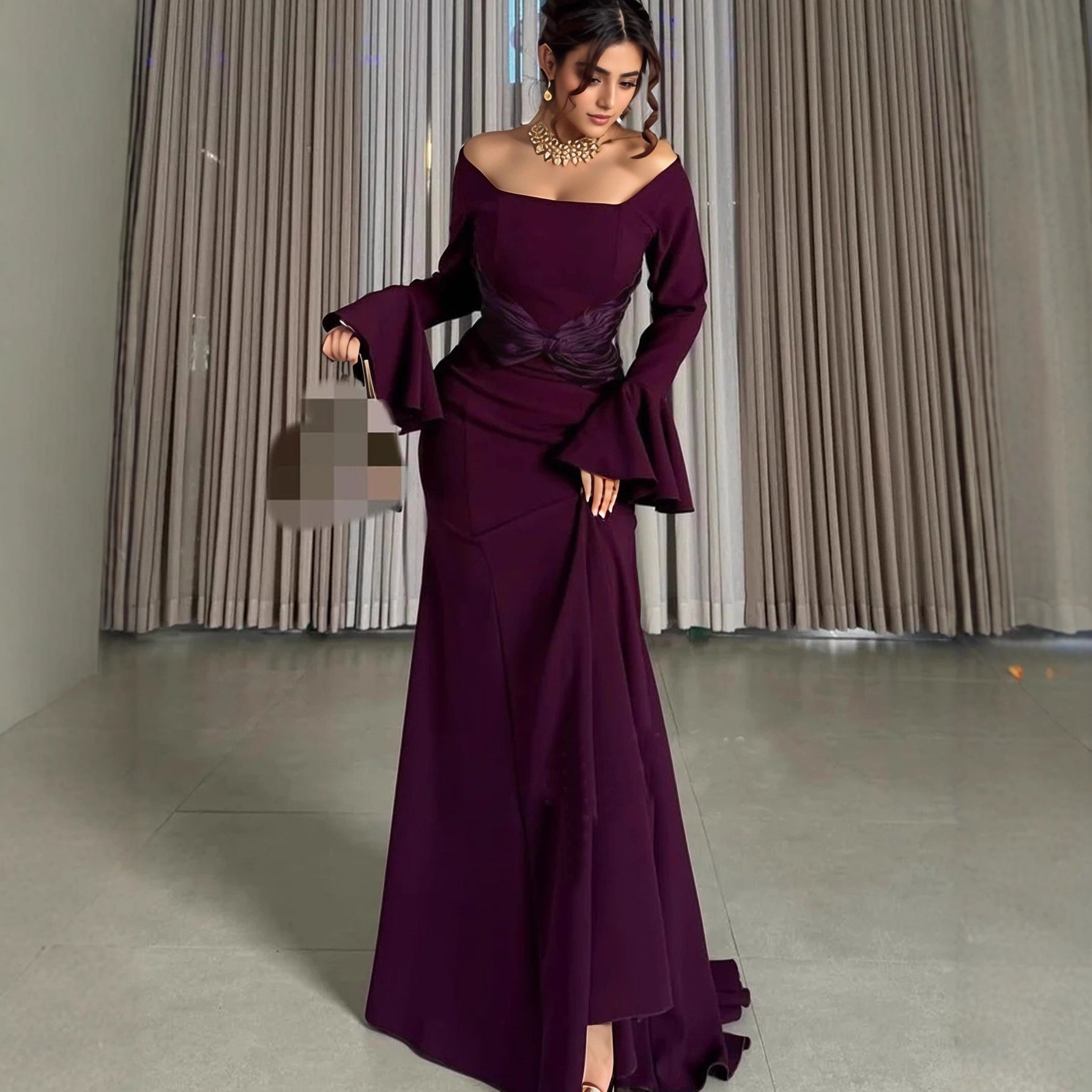 Robe cintrée à manches longues et épaules dénudées avec volants et coutures apparentes pour femme
