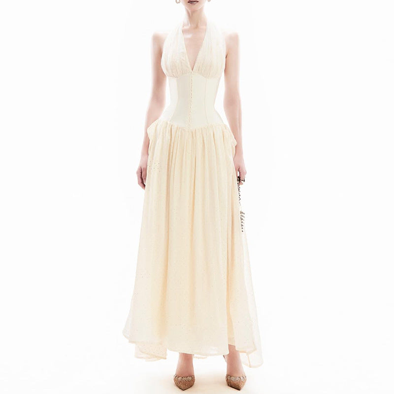 Robe maxi élégante d'été brodée, ajourée, découpe en résille, taille haute et col montant.