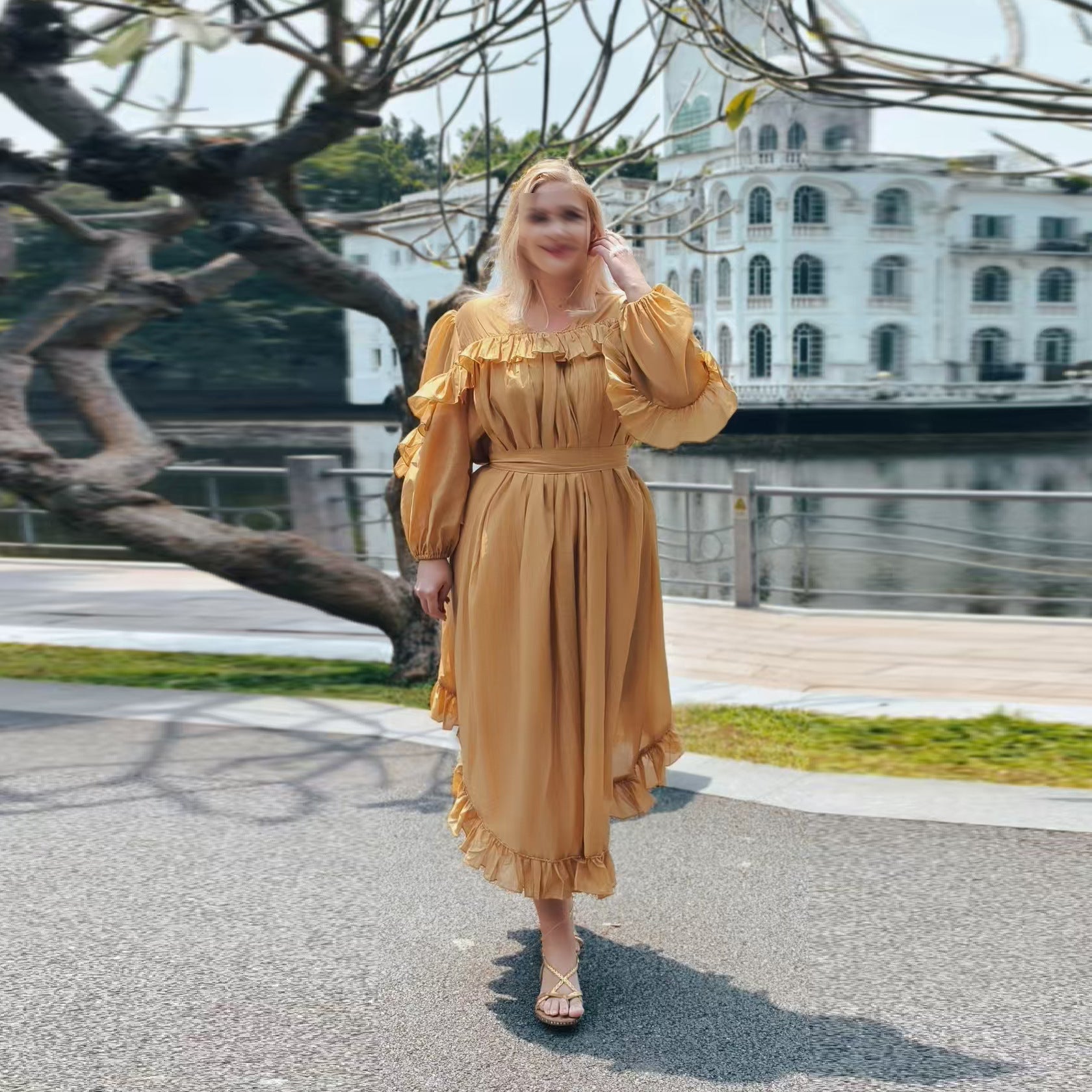 Robe maxi asymétrique à taille haute et coupe ajustée, couleur unie, ornée d'oreilles en bois, idéale pour l'été