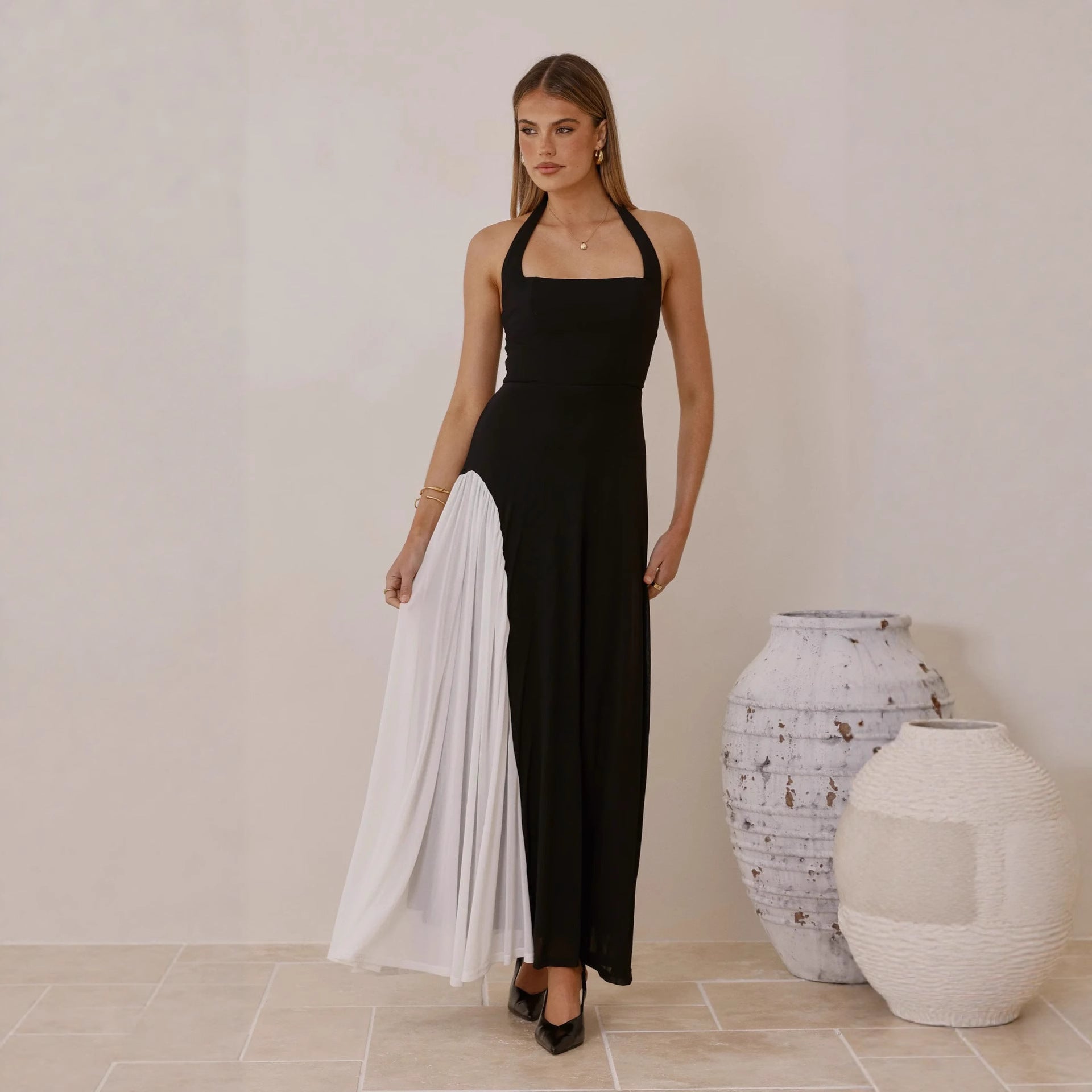 Vestido de verano con tirantes finos y cuello halter con costuras