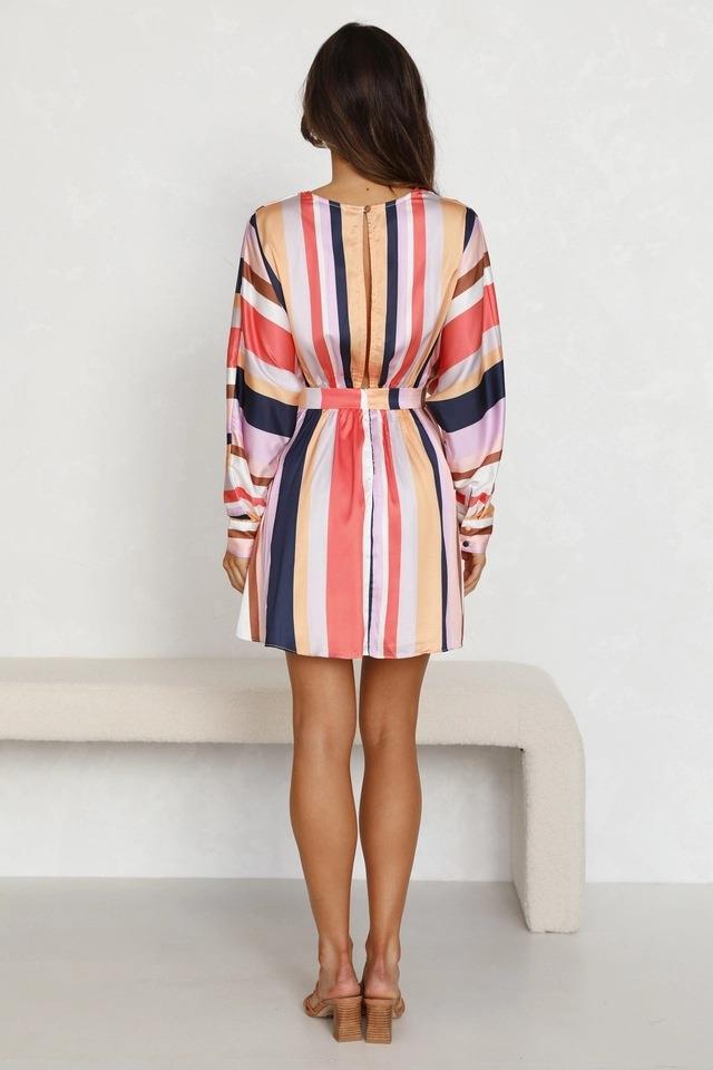 Vestido ajustado de rayas de colores con manga larga y cuello en V para mujer de otoño