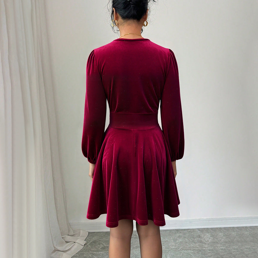 Vestido corto plisado estilo retro socialité navideño de terciopelo rojo vino con cuello en V y mangas abullonadas.