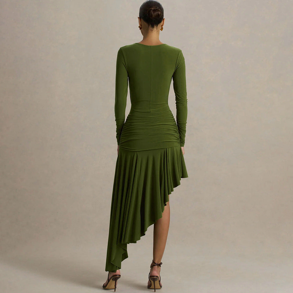 Robe longue asymétrique plissée élégante et tendance pour femme, idéale pour l'automne et l'hiver.