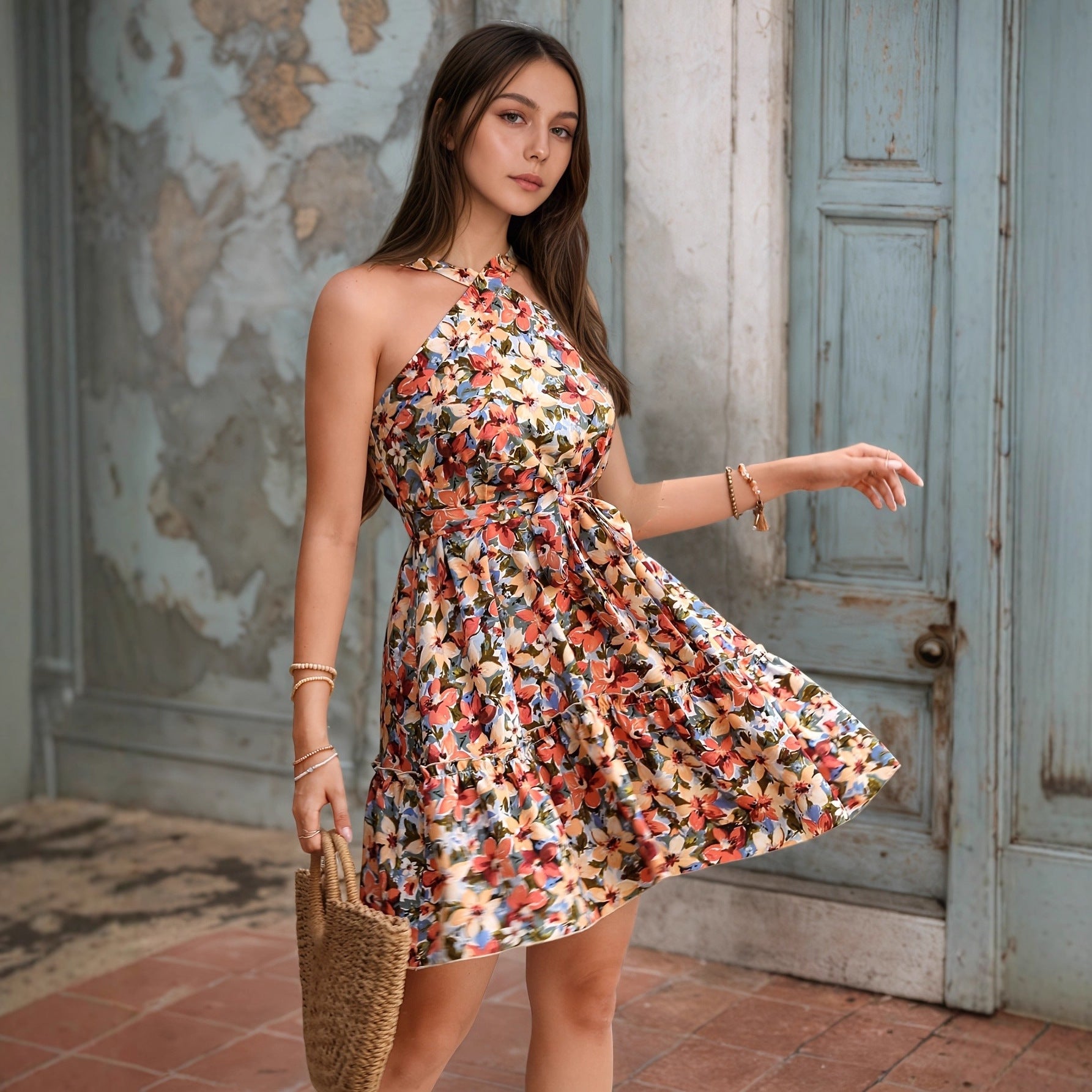 Robe dos nu à bretelles croisées pour femme, style bohème, imprimé floral, plissée poitrine, idéale pour les vacances.