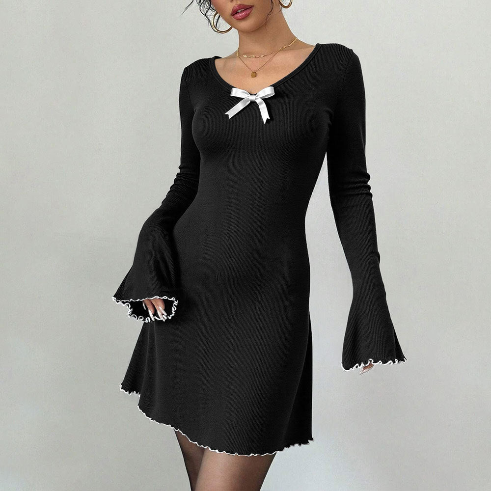 Robe élégante Hepburn en maille noire et blanche contrastée, manches cloche, coupe ajustée, manches longues trapèze