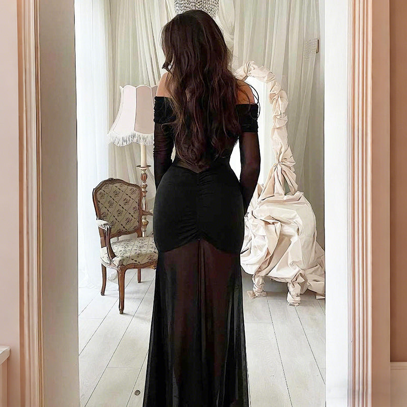 Robe d'automne-hiver sexy en maille transparente, épaules dénudées, coupe ajustée, plissée, manches longues.