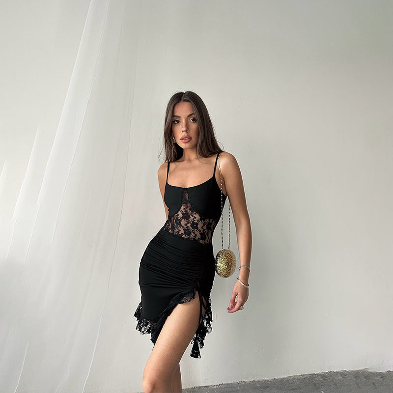 Vestido corto asimétrico irregular ajustado con corte calado y costuras de encaje con tirantes sexys