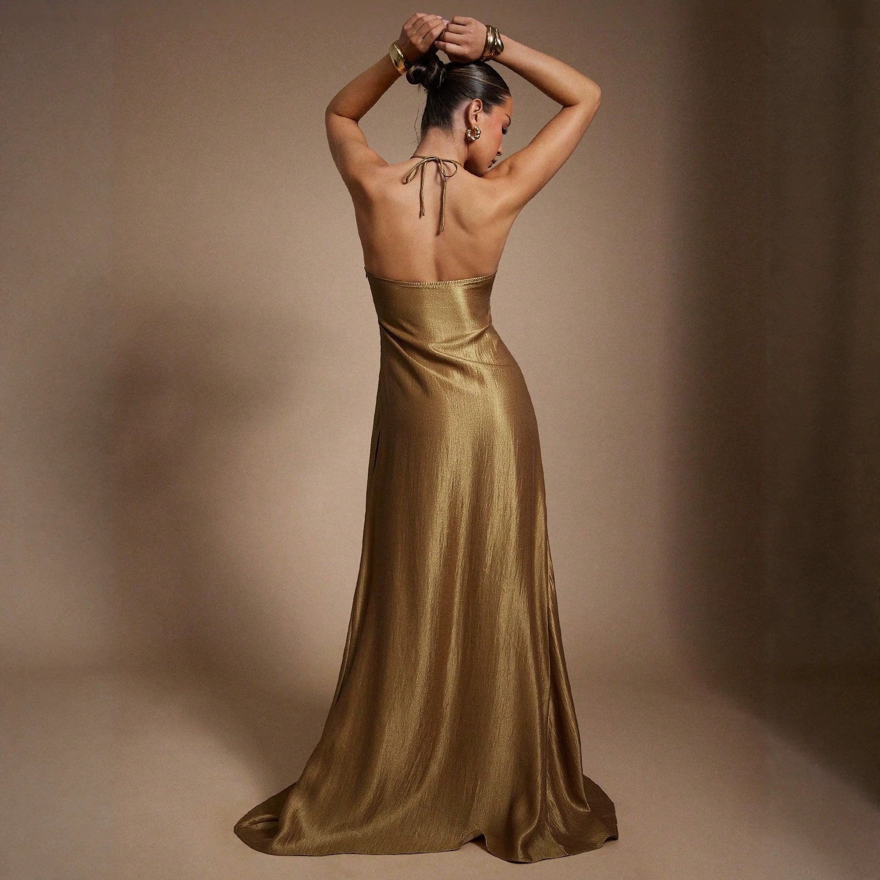 Vestido maxi de verano halter sin mangas, sin espalda, entallado que realza la figura, color sólido