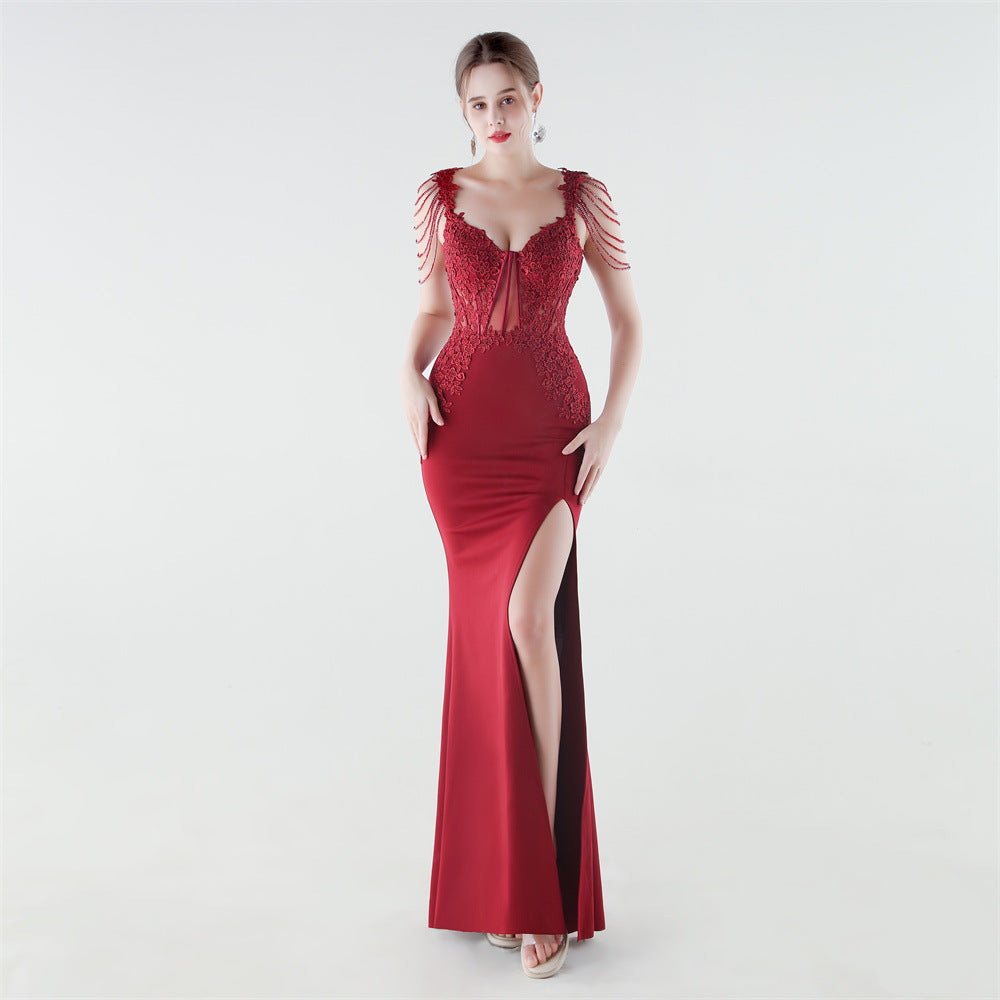 Robe de soirée à baleines, corset et strass, style industriel, avec ceinture et bordure florale.