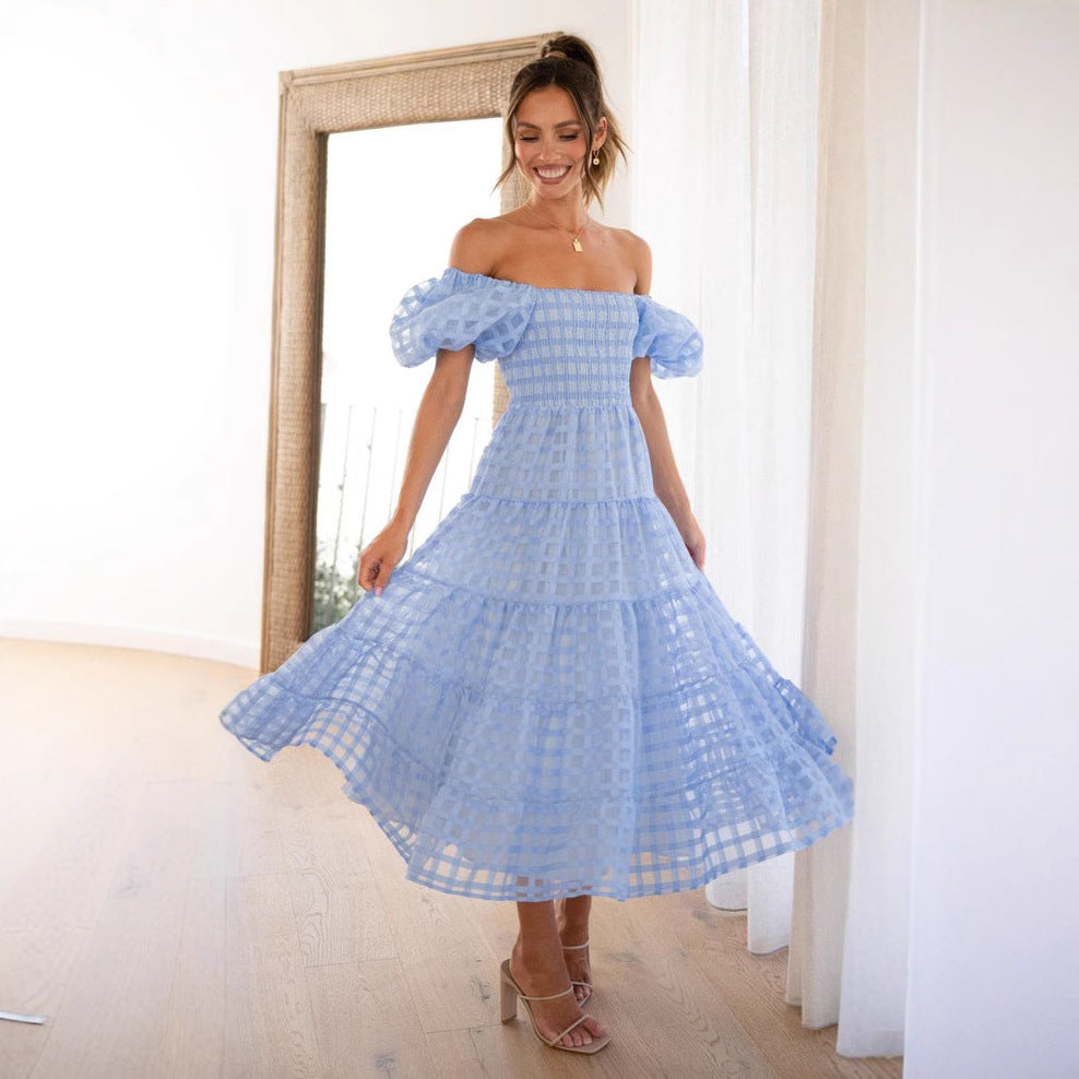 Vestido de mujer con cuello redondo, mangas farol y costuras en capas